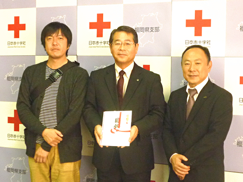 （左）K-ADC代表 川添様 （中央）日本赤十字社福岡県支部事務局長 河野様 （右）ＭｒＭａｘ取締役商品本部長 内座