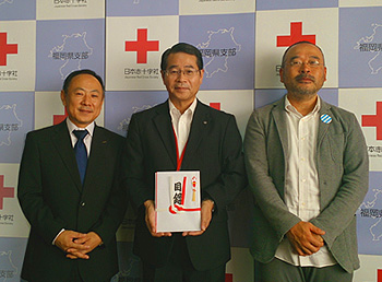 (左)MrMax取締役商品本部長 内座 (中央)日本赤十字社福岡県支部事務局長 河野様 (右)K-ADC代表 伊藤様